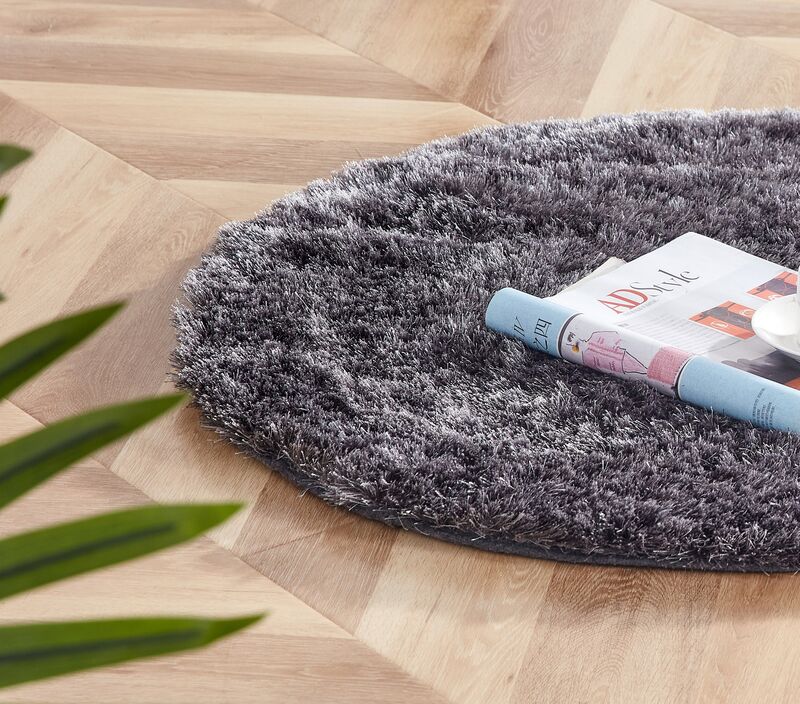 Mindy nukkamatto antrasiitti pyöreä lähikuva miljöössä